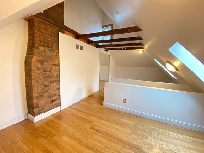 Building Photo - Highland 1557-1559 1557HSLLC