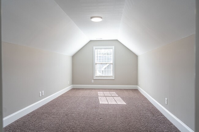 Building Photo - 152 Lark Dr