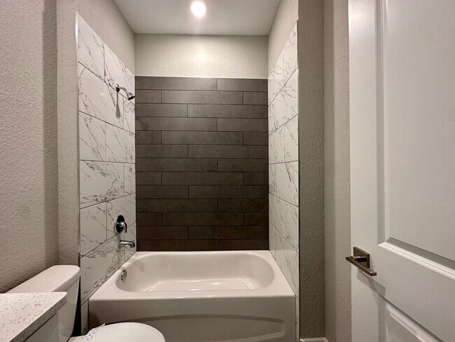 Building Photo - Brand New Modern Duplex !