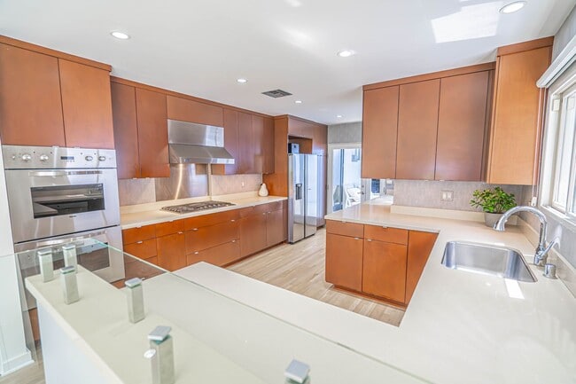 Building Photo - COMING SOON! 3 Bedroom Home for Rent in West Hollywood!