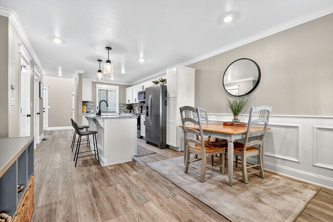 Building Photo - Two Bedroom Townhome W/ Garage!