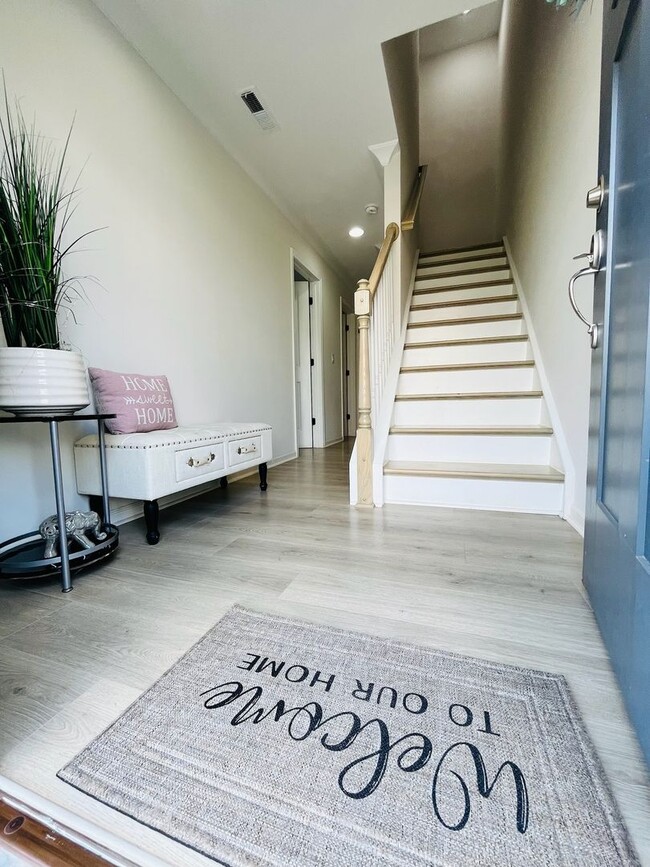 Building Photo - Beautiful 4BR Townhouse in Ballantyne