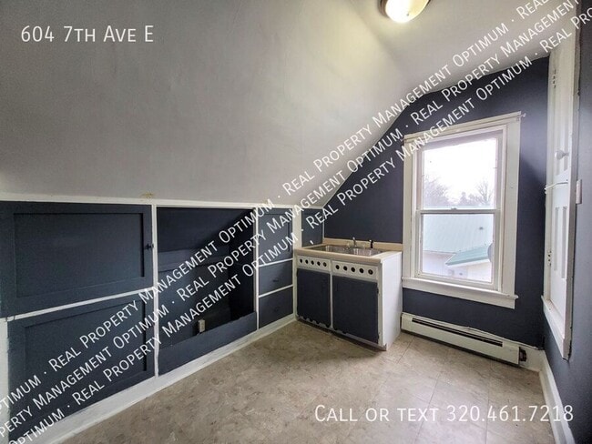 Building Photo - 604 7th Ave E