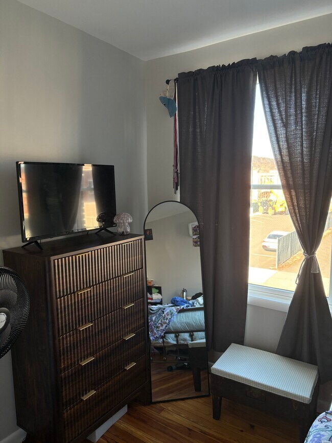 Building Photo - 216 Main St