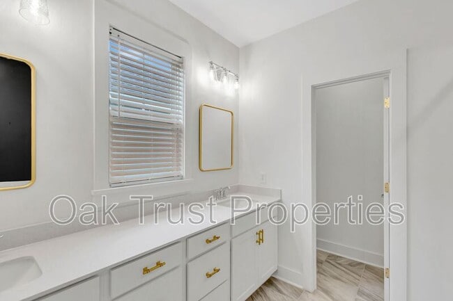 Building Photo - 3 Clearblue Lp