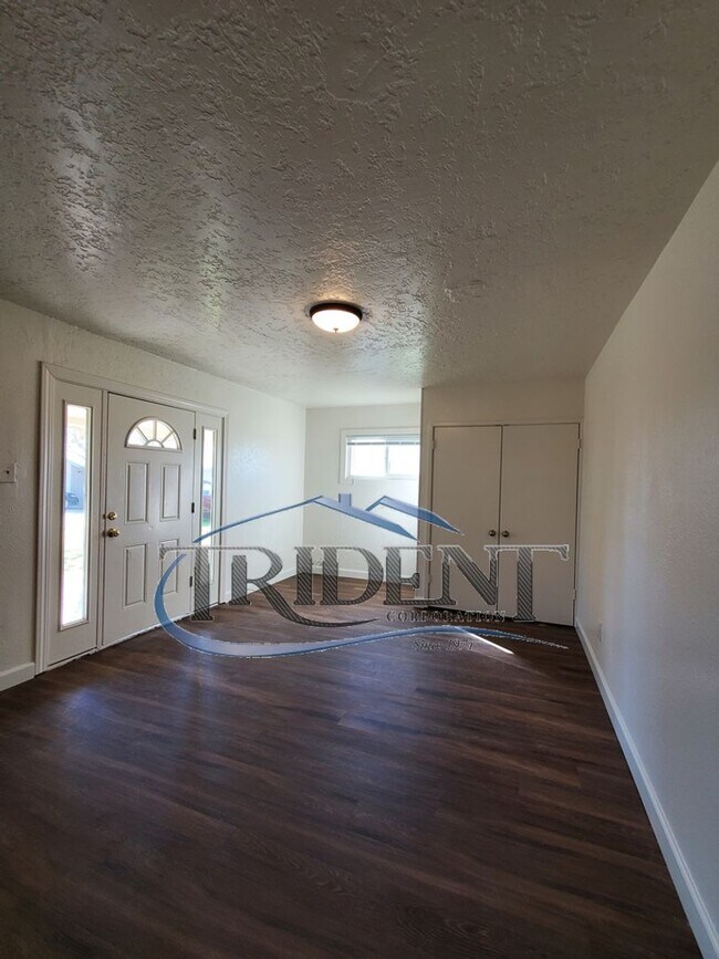 Building Photo - 1825 Sierra Way