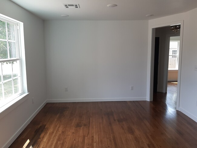 Building Photo - 322 S Arrington Dr