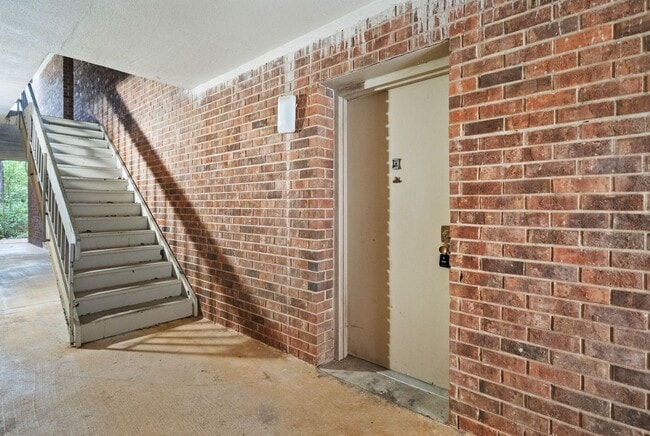 Building Photo - Available early May in Bolinwood!