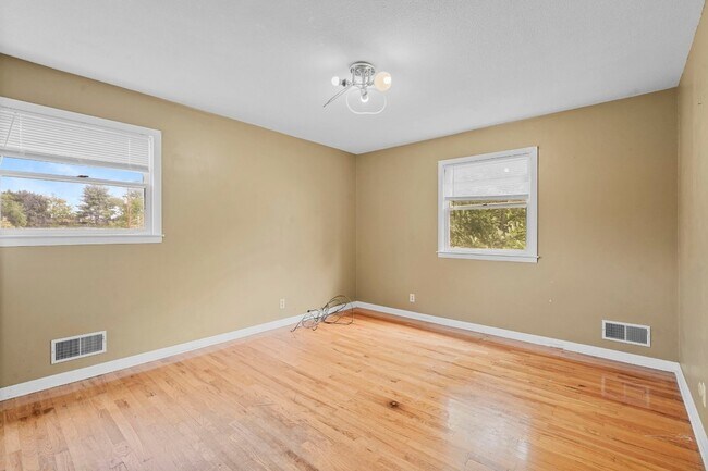 Building Photo - 300 Murray Hill Rd