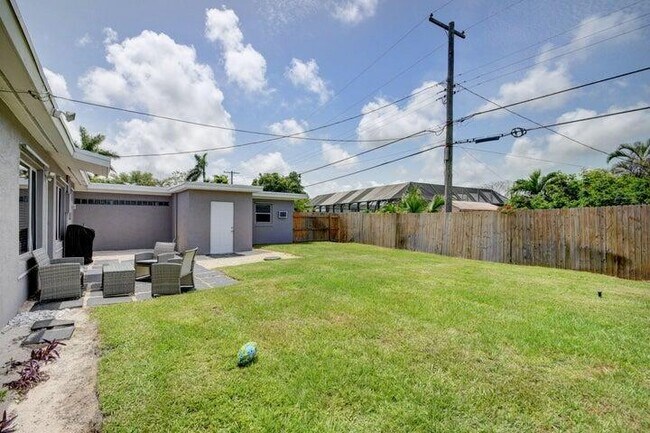 Building Photo - 1415 Crest Dr
