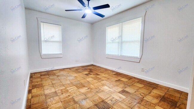 Building Photo - Incredible 3/2 in Irving!