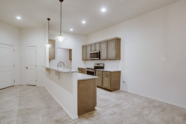 Building Photo - Luxury 3/2/2 Duplex in South Lubbock!