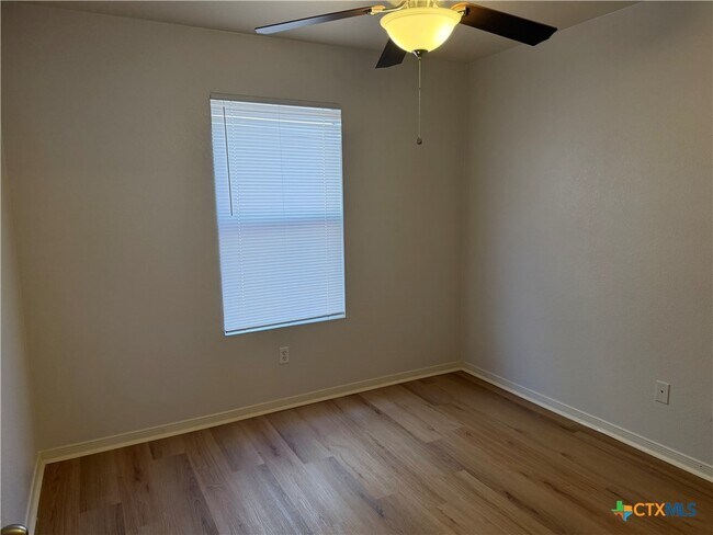 Building Photo - 2300 Maedell Dr