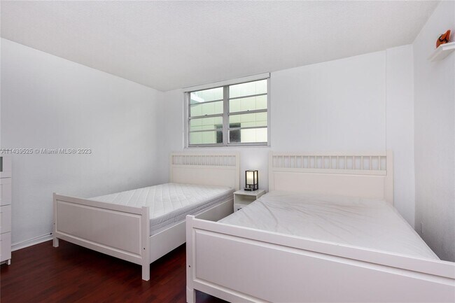 Building Photo - 3901 S Ocean Dr