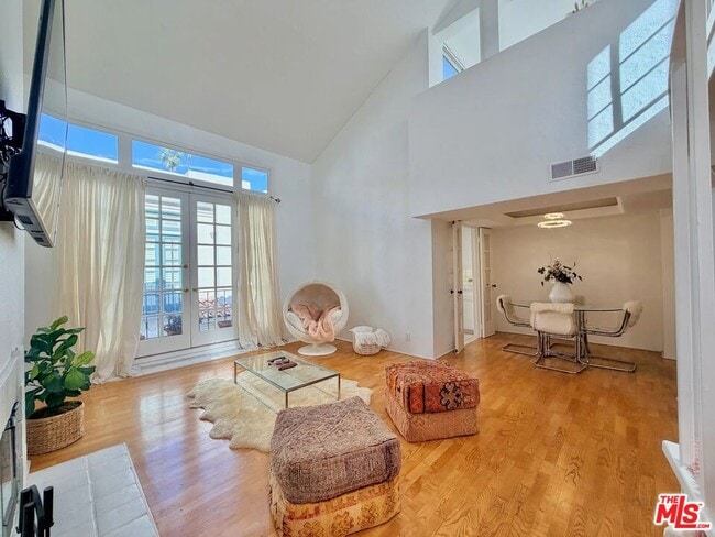 Building Photo - 1123 Flores St