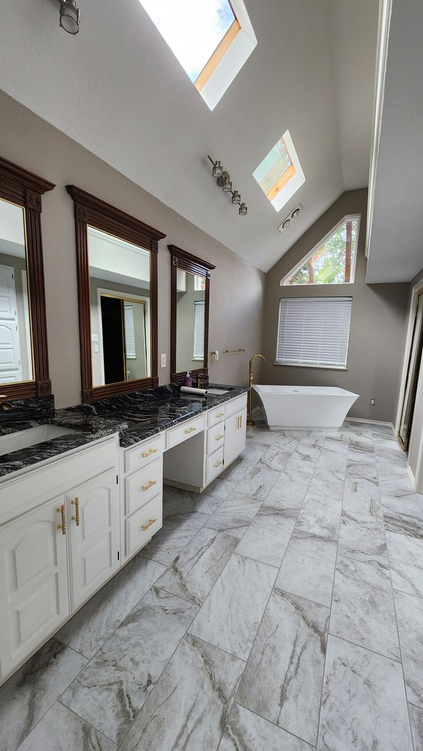 Building Photo - Remodeled with Luxurious Finishes!