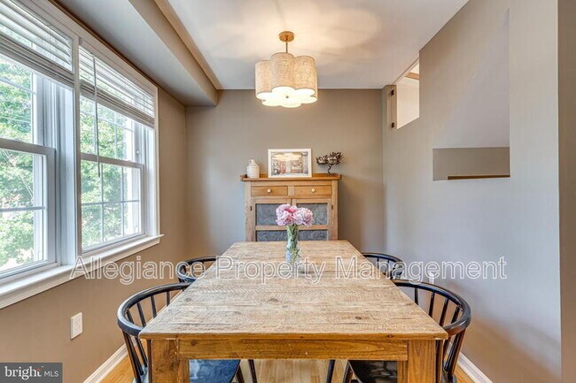 Building Photo - 912 Green St