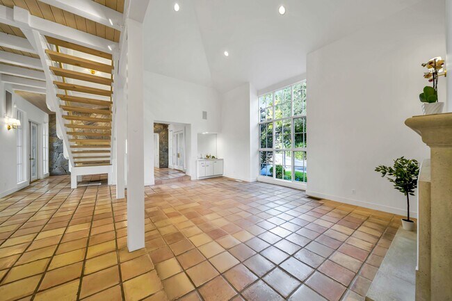 Building Photo - 1041 Las Amigas Rd