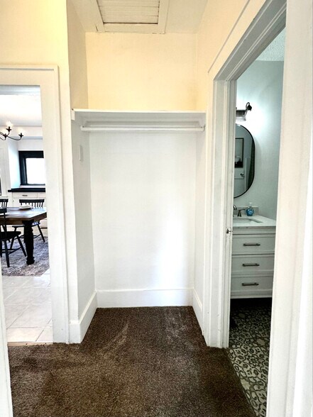 Building Photo - 236 S Charles St