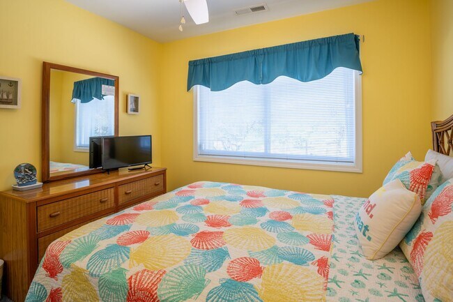 Building Photo - STAY OCEANFRONT FOR THE WINTER!