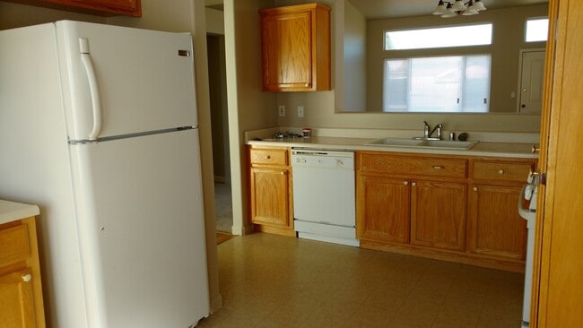 Building Photo - 3 Bedroom 2 Bath Charmer