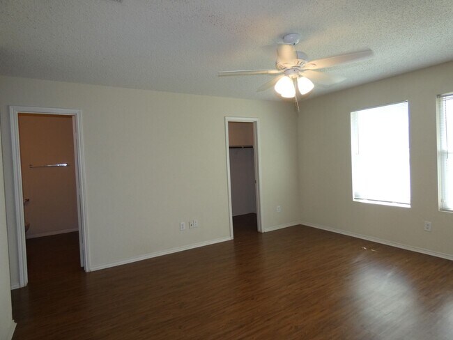 Building Photo - 6920 Meadow Way Ln