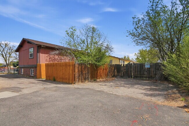 Building Photo - $1,300.95 with $300.00 off the first month's rent, 2 Beds - 1 Bath, Triplex in Aurora with Washer...