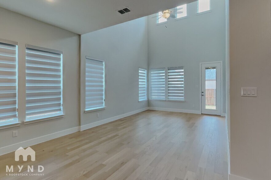 Building Photo - 3012 Eleanor Dr