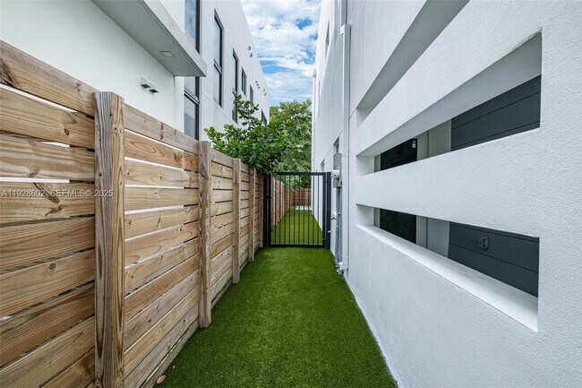 Building Photo - 3142 Carter St