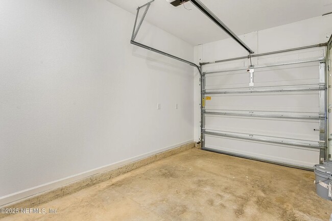 Building Photo - 563 Holly Lks Dr