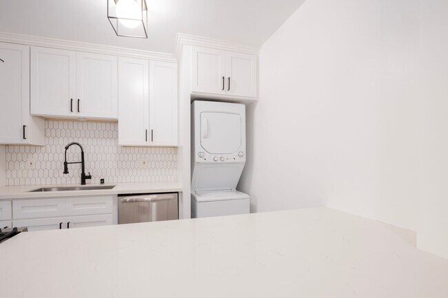 Building Photo - Newly Remodeled Top Floor 1 Bed / 1 Bath Apartment in Prime West Hollywood