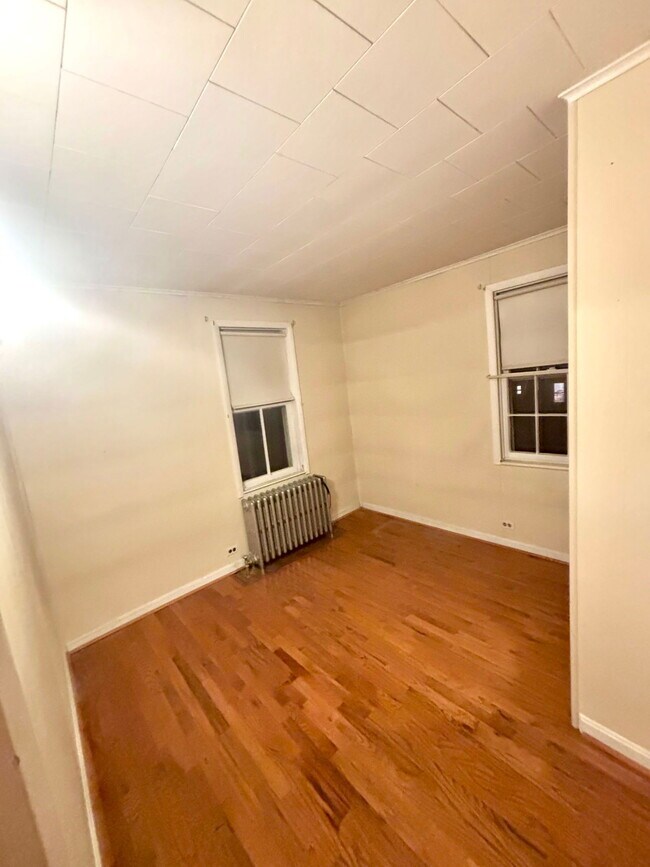 Building Photo - 627 4th St