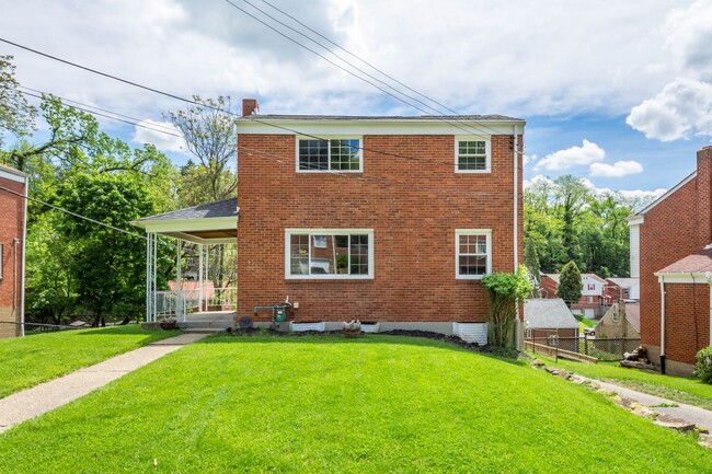 Building Photo - AVAILABLE JUNE 1ST!! STUNNING 3 BEDROOM IN...