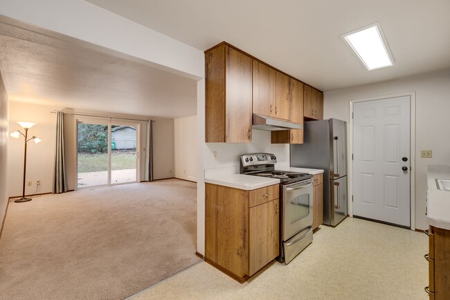 Building Photo - 3 Bedroom Rambler in Kirkland with Large Y...