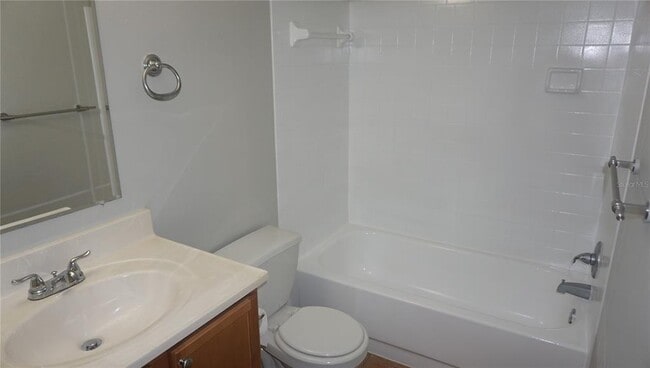 Building Photo - 220 Lake Parsons Green