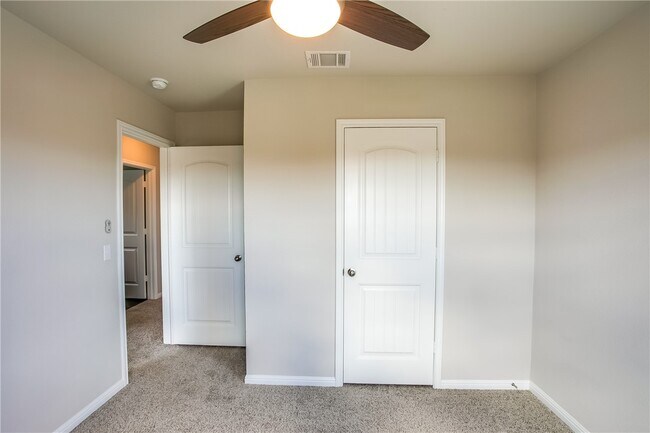 Building Photo - 605 Callahan Ln