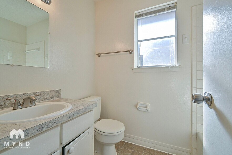 Building Photo - 712 Meadowglen Dr