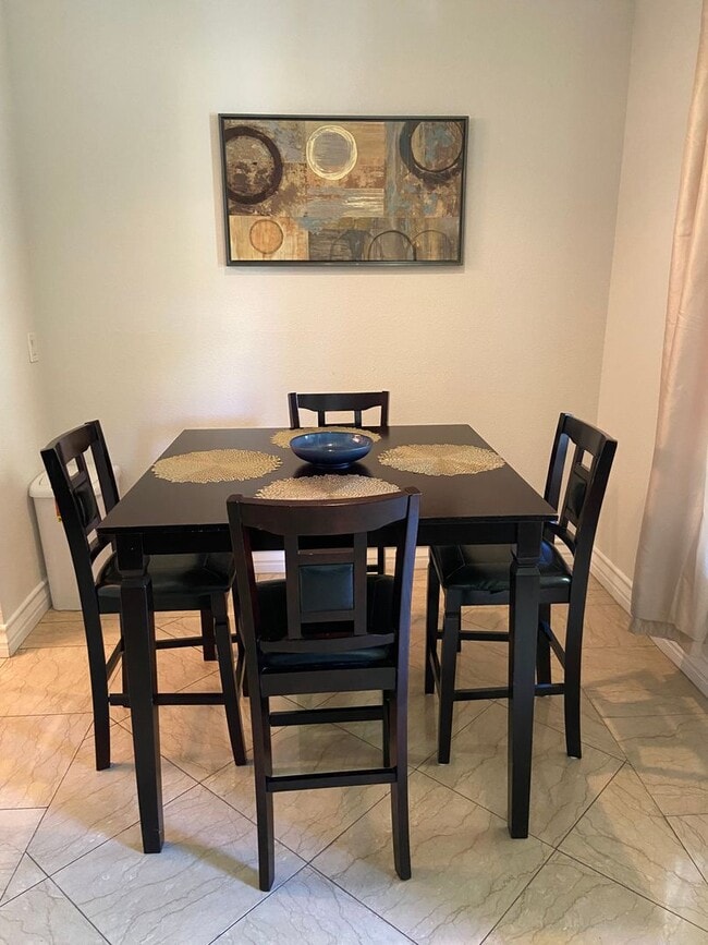 Building Photo - Beautiful Fully Furnished 1 bedroom just b...