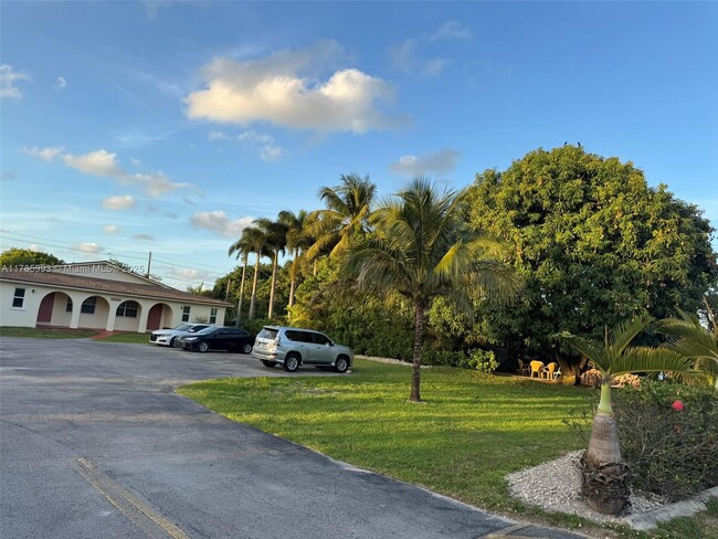 Building Photo - 4063 SW 51st St