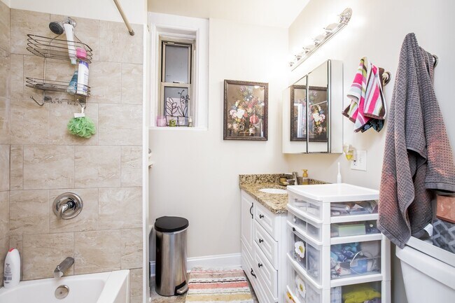 Building Photo - Spacious 1bed in Bucktown!  Central Air, Dishwasher, FREE Laundry & Internet!