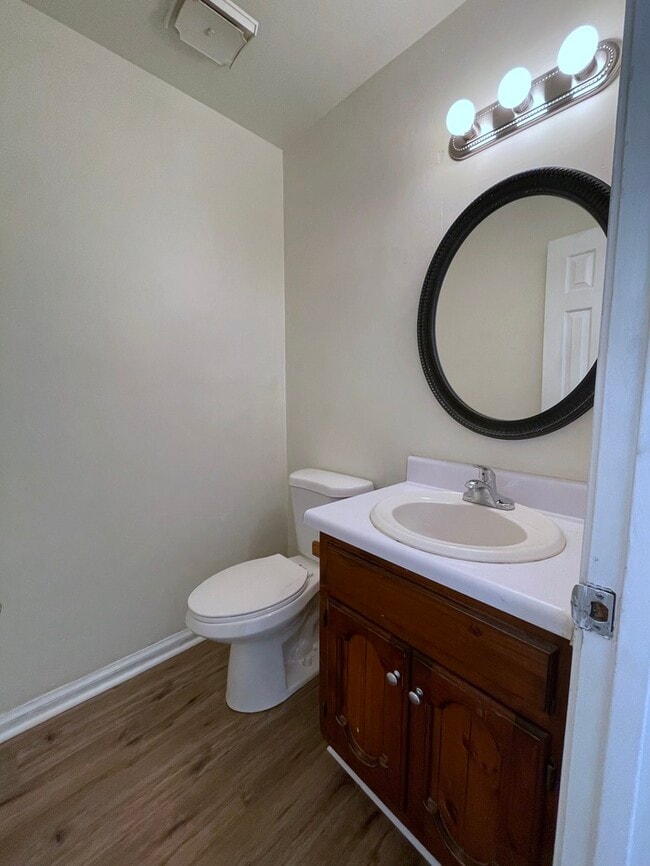Building Photo - Charming 3-Bedroom, 1.5-Bathroom Townhome ...