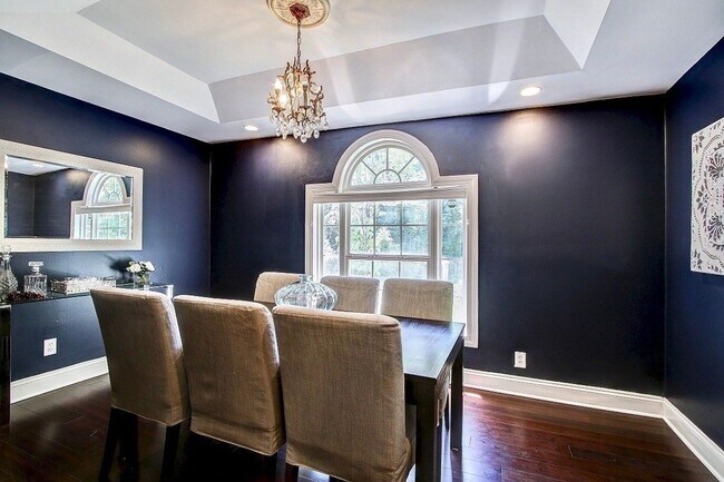 Building Photo - Gorgeous 5 BED + 3.5 Ba in Main House, 1 + 1 in BSMT, 1 + 1 above garage  in the Heart of Downtow...