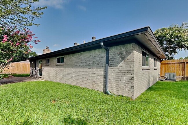 Building Photo - 5351 King Richard Dr