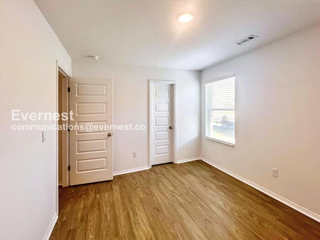 Building Photo - 116 E Sunbelt Ct