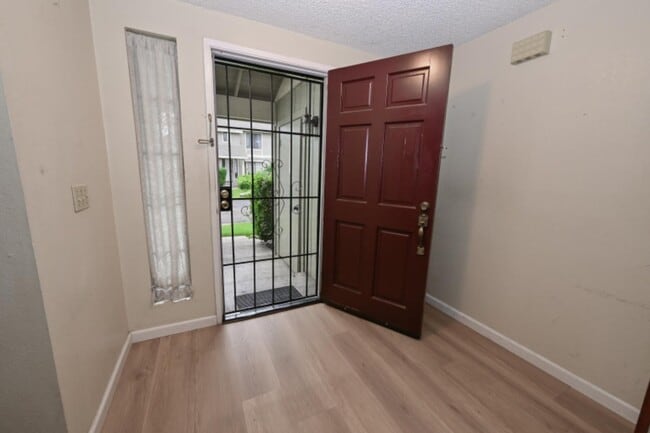 Building Photo - 4718 E Alamos Ave