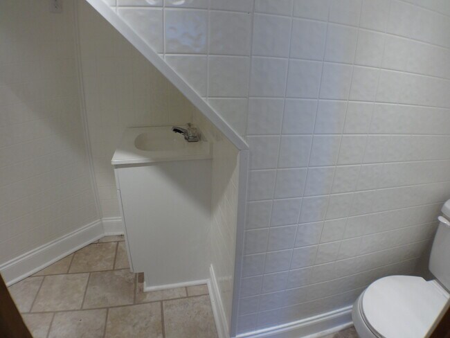 Building Photo - Three Bedroom Two Bathroom Three Fireplaces