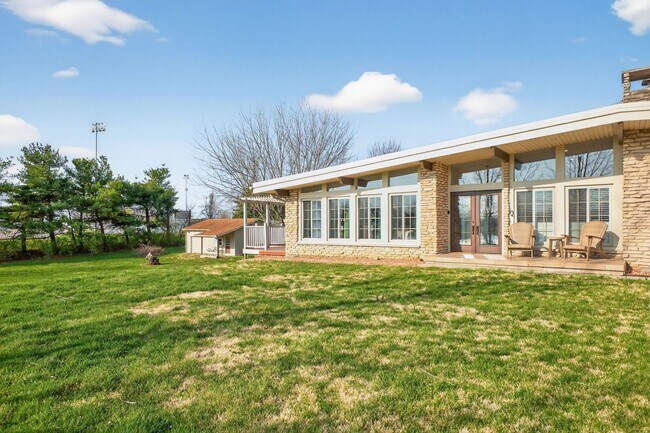 Building Photo - 5BR Retreat w/ Private Indoor Pool In Greensburg