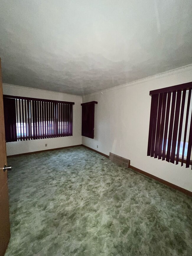 Building Photo - 1417-1419 Shoreland Dr.