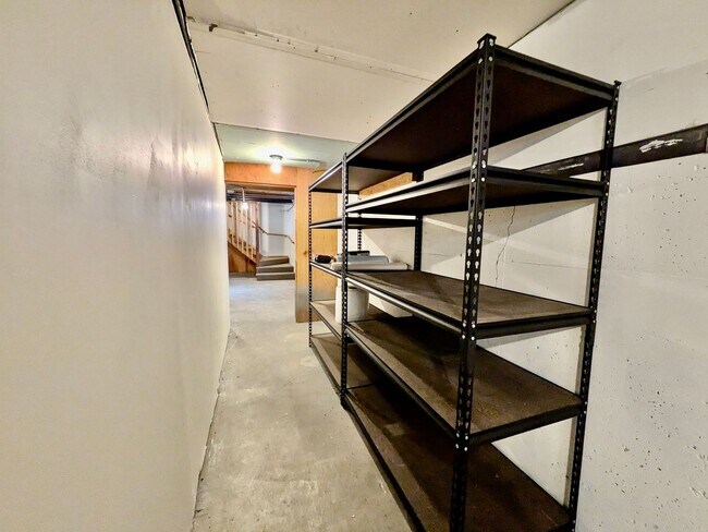 Building Photo - Spacious 2 Bedroom 1 Bathroom Unit Located in a Great Area Just a Few Blocks From The Hawthorne D...