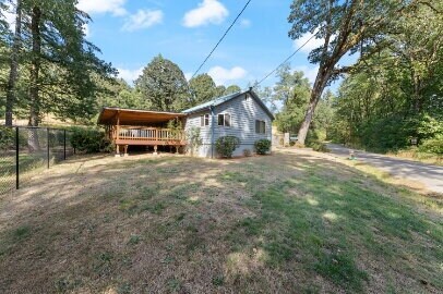 Building Photo - Spacious home with outbuilding
